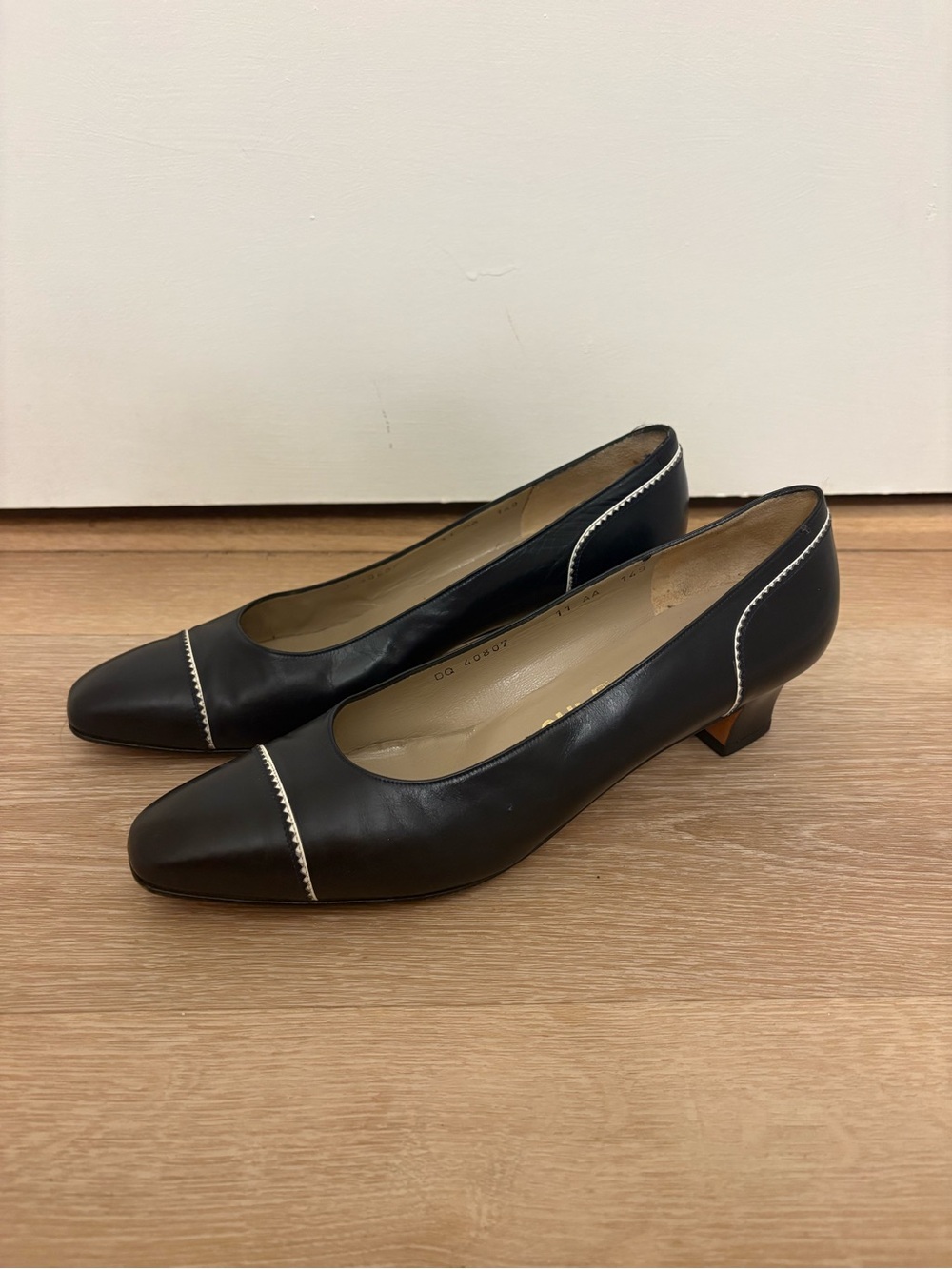 Vtg Salvatore Ferragamo Navy Leather Scalloped Cap Toe Pumps Heel 11 AA